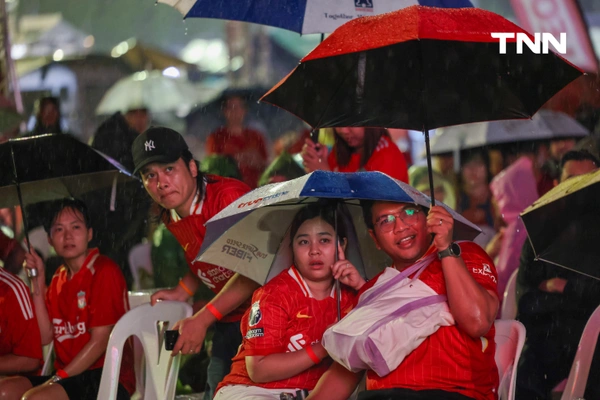รูป-ฝนตกก็ไม่หวั่น แฟนบอลลิเวอร์พูลร่วมฉลองแชมป์-31
