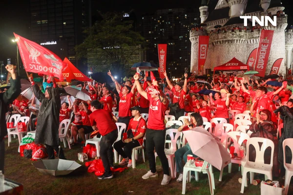 รูป-ฝนตกก็ไม่หวั่น แฟนบอลลิเวอร์พูลร่วมฉลองแชมป์-7