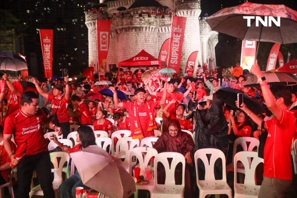 รูป-ฝนตกก็ไม่หวั่น แฟนบอลลิเวอร์พูลร่วมฉลองแชมป์-8