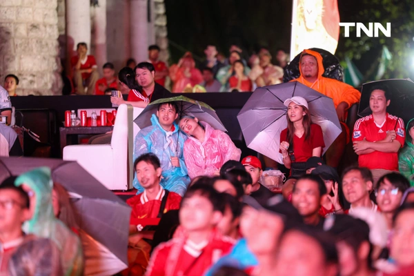 รูป-ฝนตกก็ไม่หวั่น แฟนบอลลิเวอร์พูลร่วมฉลองแชมป์-34
