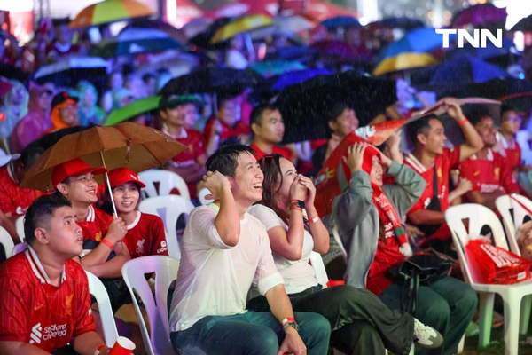 รูป-ฝนตกก็ไม่หวั่น แฟนบอลลิเวอร์พูลร่วมฉลองแชมป์-32
