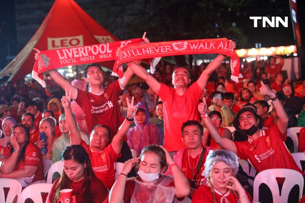 รูป-ฝนตกก็ไม่หวั่น แฟนบอลลิเวอร์พูลร่วมฉลองแชมป์-10