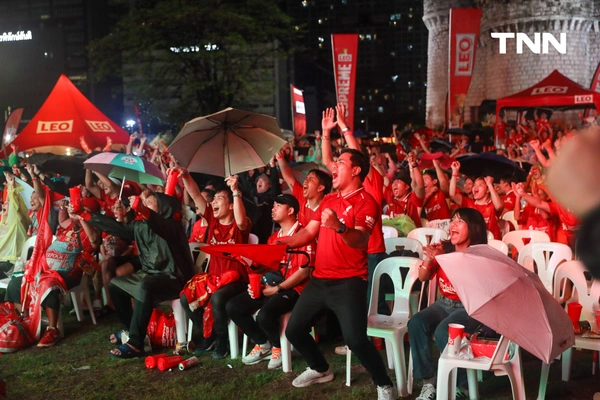 รูป-ฝนตกก็ไม่หวั่น แฟนบอลลิเวอร์พูลร่วมฉลองแชมป์-6