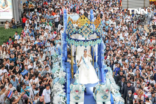 รูป-ประมวลภาพประวัติศาสตร์ขบวนแห่แห่งเกียรติยศ “โอปอล-สุชาตา” คนไทยรอรับแน่นถนนสุขุมวิท-44
