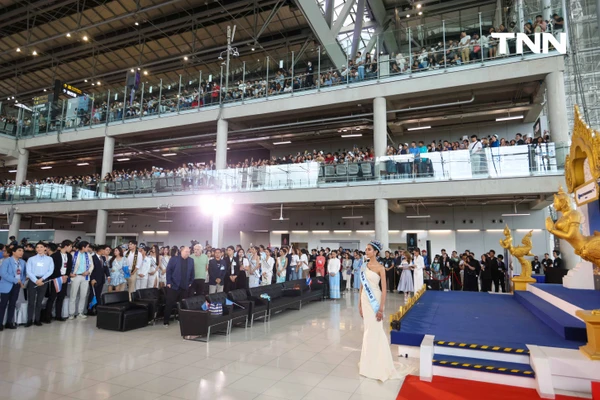 รูป-ประมวลภาพประวัติศาสตร์ขบวนแห่แห่งเกียรติยศ “โอปอล-สุชาตา” คนไทยรอรับแน่นถนนสุขุมวิท-30