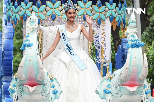 รูป-ประมวลภาพประวัติศาสตร์ขบวนแห่แห่งเกียรติยศ “โอปอล-สุชาตา” คนไทยรอรับแน่นถนนสุขุมวิท-45