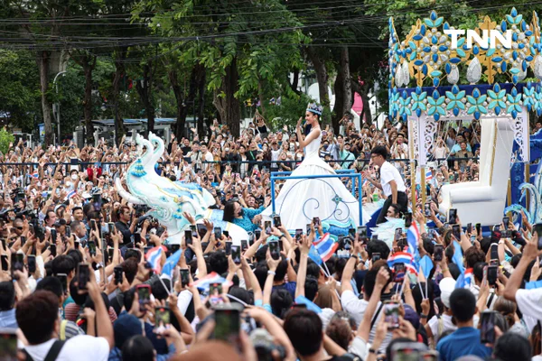 รูป-ประมวลภาพประวัติศาสตร์ขบวนแห่แห่งเกียรติยศ “โอปอล-สุชาตา” คนไทยรอรับแน่นถนนสุขุมวิท-39