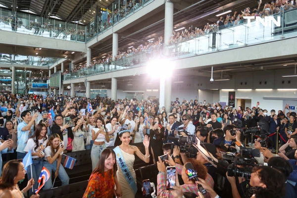 รูป-ประมวลภาพประวัติศาสตร์ขบวนแห่แห่งเกียรติยศ “โอปอล-สุชาตา” คนไทยรอรับแน่นถนนสุขุมวิท-29