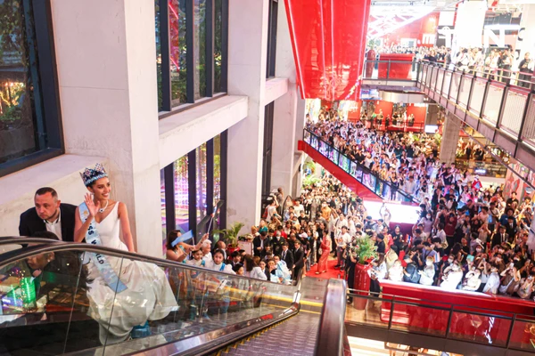 รูป-ประมวลภาพประวัติศาสตร์ขบวนแห่แห่งเกียรติยศ “โอปอล-สุชาตา” คนไทยรอรับแน่นถนนสุขุมวิท-5