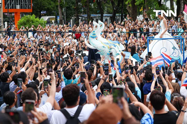 รูป-ประมวลภาพประวัติศาสตร์ขบวนแห่แห่งเกียรติยศ “โอปอล-สุชาตา” คนไทยรอรับแน่นถนนสุขุมวิท-38