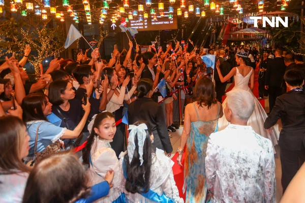 รูป-ประมวลภาพประวัติศาสตร์ขบวนแห่แห่งเกียรติยศ “โอปอล-สุชาตา” คนไทยรอรับแน่นถนนสุขุมวิท-50