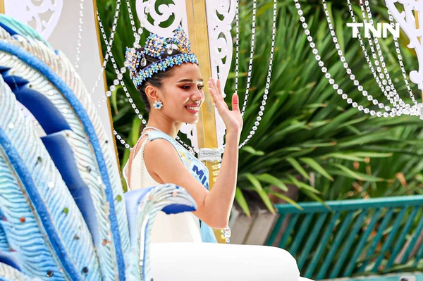 รูป-ประมวลภาพประวัติศาสตร์ขบวนแห่แห่งเกียรติยศ “โอปอล-สุชาตา” คนไทยรอรับแน่นถนนสุขุมวิท-41