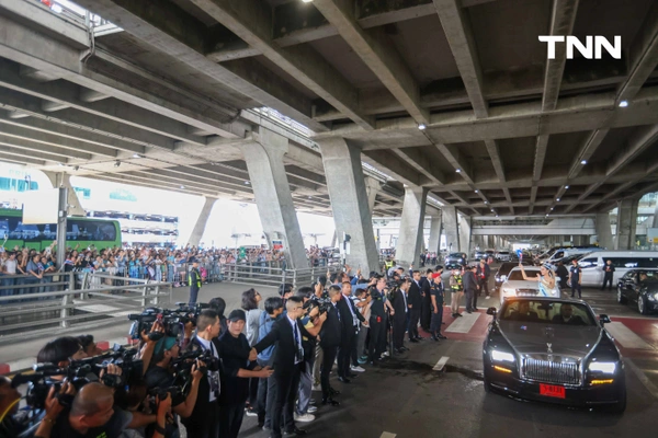 รูป-ประมวลภาพประวัติศาสตร์ขบวนแห่แห่งเกียรติยศ “โอปอล-สุชาตา” คนไทยรอรับแน่นถนนสุขุมวิท-37
