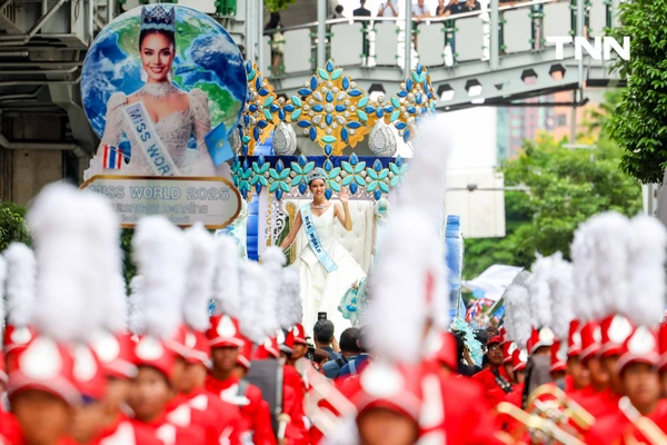 รูป-ประมวลภาพประวัติศาสตร์ขบวนแห่แห่งเกียรติยศ “โอปอล-สุชาตา” คนไทยรอรับแน่นถนนสุขุมวิท-42