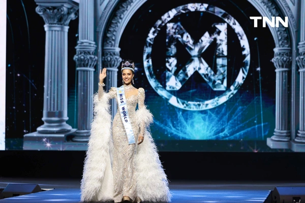 รูป-ประมวลภาพประวัติศาสตร์ขบวนแห่แห่งเกียรติยศ “โอปอล-สุชาตา” คนไทยรอรับแน่นถนนสุขุมวิท-52