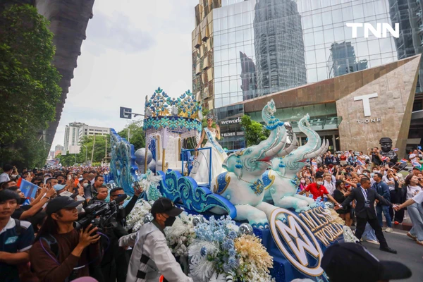 รูป-ประมวลภาพประวัติศาสตร์ขบวนแห่แห่งเกียรติยศ “โอปอล-สุชาตา” คนไทยรอรับแน่นถนนสุขุมวิท-14