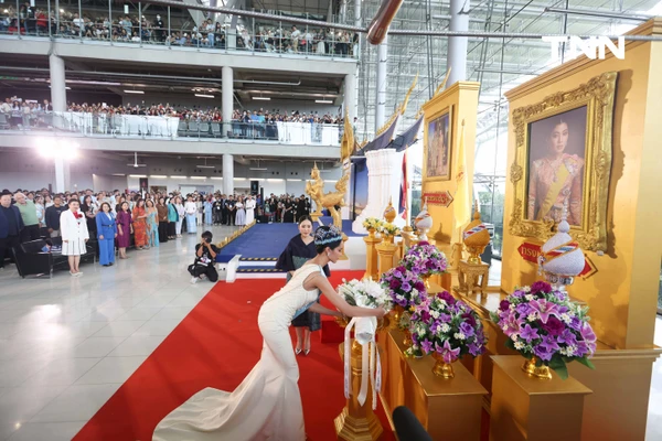 รูป-ประมวลภาพประวัติศาสตร์ขบวนแห่แห่งเกียรติยศ “โอปอล-สุชาตา” คนไทยรอรับแน่นถนนสุขุมวิท-31
