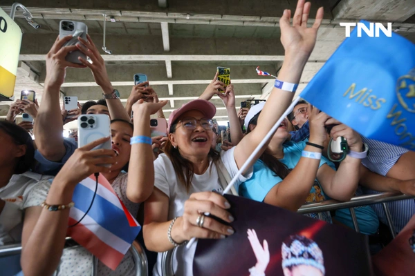 รูป-ประมวลภาพประวัติศาสตร์ขบวนแห่แห่งเกียรติยศ “โอปอล-สุชาตา” คนไทยรอรับแน่นถนนสุขุมวิท-34