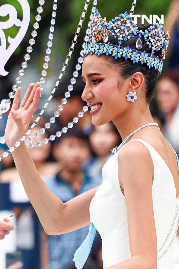 รูป-ประมวลภาพประวัติศาสตร์ขบวนแห่แห่งเกียรติยศ “โอปอล-สุชาตา” คนไทยรอรับแน่นถนนสุขุมวิท-40