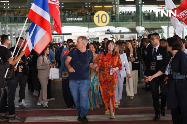 รูป-ประมวลภาพประวัติศาสตร์ขบวนแห่แห่งเกียรติยศ “โอปอล-สุชาตา” คนไทยรอรับแน่นถนนสุขุมวิท-8