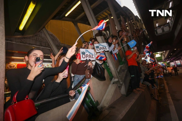 รูป-ประมวลภาพประวัติศาสตร์ขบวนแห่แห่งเกียรติยศ “โอปอล-สุชาตา” คนไทยรอรับแน่นถนนสุขุมวิท-46