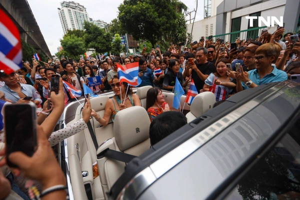 รูป-ประมวลภาพประวัติศาสตร์ขบวนแห่แห่งเกียรติยศ “โอปอล-สุชาตา” คนไทยรอรับแน่นถนนสุขุมวิท-11