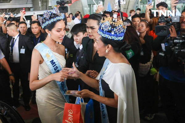 รูป-ประมวลภาพประวัติศาสตร์ขบวนแห่แห่งเกียรติยศ “โอปอล-สุชาตา” คนไทยรอรับแน่นถนนสุขุมวิท-36