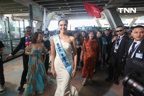 รูป-ประมวลภาพประวัติศาสตร์ขบวนแห่แห่งเกียรติยศ “โอปอล-สุชาตา” คนไทยรอรับแน่นถนนสุขุมวิท-27