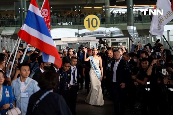 รูป-ประมวลภาพประวัติศาสตร์ขบวนแห่แห่งเกียรติยศ “โอปอล-สุชาตา” คนไทยรอรับแน่นถนนสุขุมวิท-9
