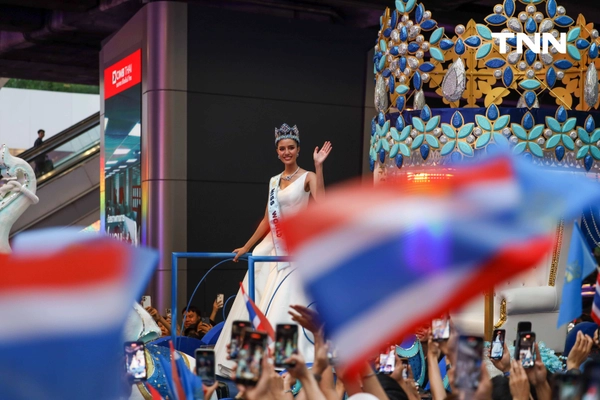 รูป-ประมวลภาพประวัติศาสตร์ขบวนแห่แห่งเกียรติยศ “โอปอล-สุชาตา” คนไทยรอรับแน่นถนนสุขุมวิท-17