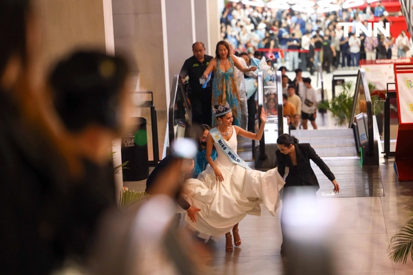 รูป-ประมวลภาพประวัติศาสตร์ขบวนแห่แห่งเกียรติยศ “โอปอล-สุชาตา” คนไทยรอรับแน่นถนนสุขุมวิท-18