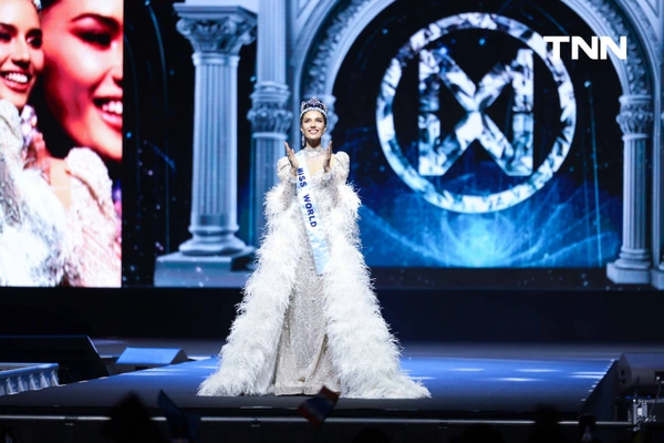 รูป-ประมวลภาพประวัติศาสตร์ขบวนแห่แห่งเกียรติยศ “โอปอล-สุชาตา” คนไทยรอรับแน่นถนนสุขุมวิท-53