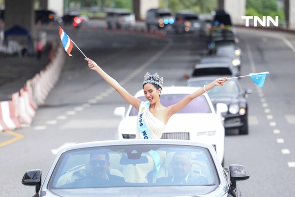 รูป-ประมวลภาพประวัติศาสตร์ขบวนแห่แห่งเกียรติยศ “โอปอล-สุชาตา” คนไทยรอรับแน่นถนนสุขุมวิท-10