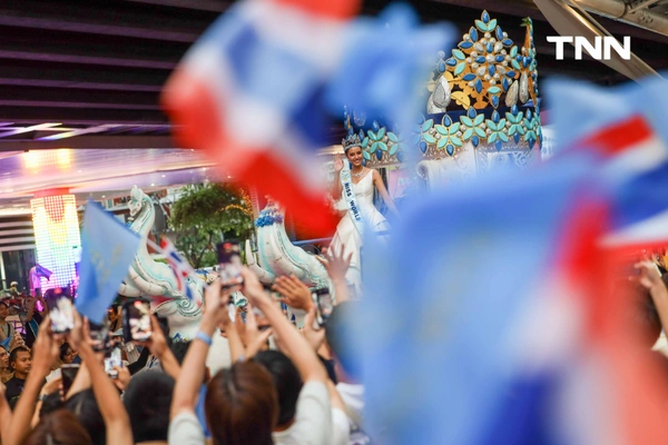 รูป-ประมวลภาพประวัติศาสตร์ขบวนแห่แห่งเกียรติยศ “โอปอล-สุชาตา” คนไทยรอรับแน่นถนนสุขุมวิท-16