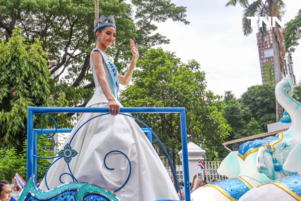 รูป-ประมวลภาพประวัติศาสตร์ขบวนแห่แห่งเกียรติยศ “โอปอล-สุชาตา” คนไทยรอรับแน่นถนนสุขุมวิท-12