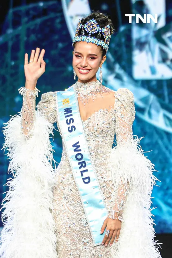 รูป-ประมวลภาพประวัติศาสตร์ขบวนแห่แห่งเกียรติยศ “โอปอล-สุชาตา” คนไทยรอรับแน่นถนนสุขุมวิท-56