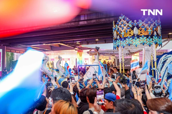 รูป-ประมวลภาพประวัติศาสตร์ขบวนแห่แห่งเกียรติยศ “โอปอล-สุชาตา” คนไทยรอรับแน่นถนนสุขุมวิท-48