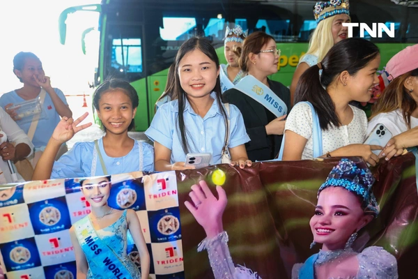 รูป-ประมวลภาพประวัติศาสตร์ขบวนแห่แห่งเกียรติยศ “โอปอล-สุชาตา” คนไทยรอรับแน่นถนนสุขุมวิท-24