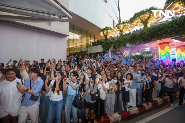 รูป-ประมวลภาพประวัติศาสตร์ขบวนแห่แห่งเกียรติยศ “โอปอล-สุชาตา” คนไทยรอรับแน่นถนนสุขุมวิท-47