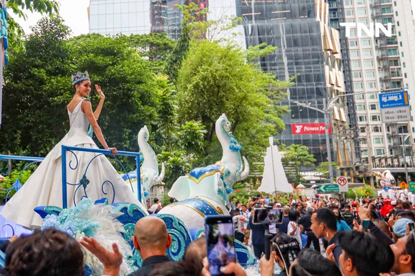 รูป-ประมวลภาพประวัติศาสตร์ขบวนแห่แห่งเกียรติยศ “โอปอล-สุชาตา” คนไทยรอรับแน่นถนนสุขุมวิท-13