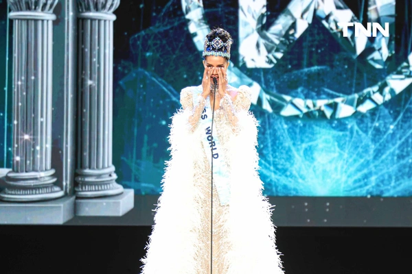 รูป-ประมวลภาพประวัติศาสตร์ขบวนแห่แห่งเกียรติยศ “โอปอล-สุชาตา” คนไทยรอรับแน่นถนนสุขุมวิท-55