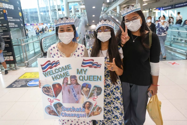 รูป-ประมวลภาพประวัติศาสตร์ขบวนแห่แห่งเกียรติยศ “โอปอล-สุชาตา” คนไทยรอรับแน่นถนนสุขุมวิท-22