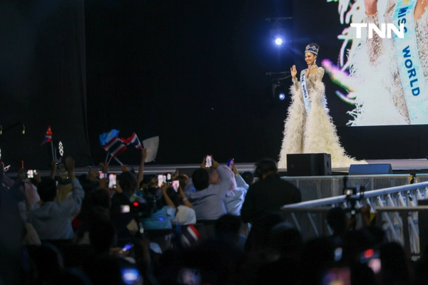 รูป-ประมวลภาพประวัติศาสตร์ขบวนแห่แห่งเกียรติยศ “โอปอล-สุชาตา” คนไทยรอรับแน่นถนนสุขุมวิท-54