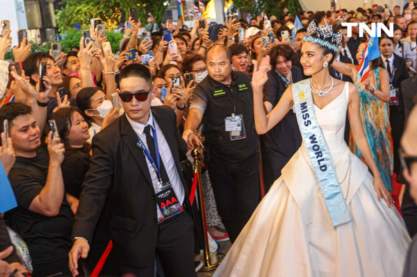 รูป-ประมวลภาพประวัติศาสตร์ขบวนแห่แห่งเกียรติยศ “โอปอล-สุชาตา” คนไทยรอรับแน่นถนนสุขุมวิท-49