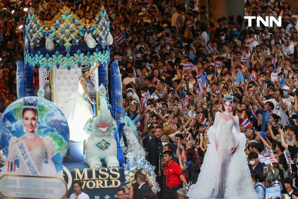 รูป-ประมวลภาพประวัติศาสตร์ขบวนแห่แห่งเกียรติยศ “โอปอล-สุชาตา” คนไทยรอรับแน่นถนนสุขุมวิท-43