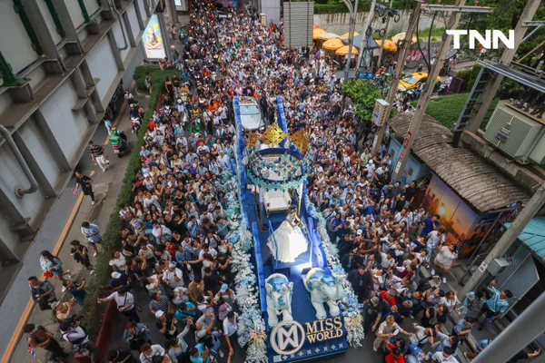 รูป-ประมวลภาพประวัติศาสตร์ขบวนแห่แห่งเกียรติยศ “โอปอล-สุชาตา” คนไทยรอรับแน่นถนนสุขุมวิท-15