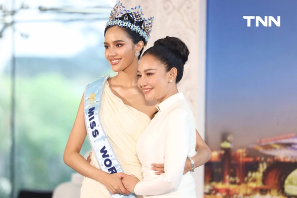 รูป-ประมวลภาพประวัติศาสตร์ขบวนแห่แห่งเกียรติยศ “โอปอล-สุชาตา” คนไทยรอรับแน่นถนนสุขุมวิท-7