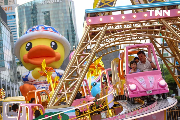รูป-ฉลองครบรอบ 20 ปี เจ้าเป็ดสีเหลือง “B.Duck” พร้อมร่วมสนุกกับสวนสนุกสุดคิวท์ใจกลางเมือง-23