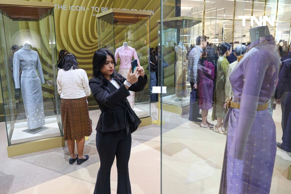 รูป-เจ้าฟ้าสิริวัณณวรีฯ ทรงนำหัตถศิลป์ที่รังสรรค์จากผ้าไทยสู่เวทีโลกเชิดชูจิตวิญญาณแห่งช่างฝีมือไทย-14