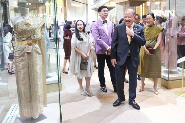 รูป-เจ้าฟ้าสิริวัณณวรีฯ ทรงนำหัตถศิลป์ที่รังสรรค์จากผ้าไทยสู่เวทีโลกเชิดชูจิตวิญญาณแห่งช่างฝีมือไทย-16